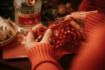 一个人手里拿着线正在织毛衣