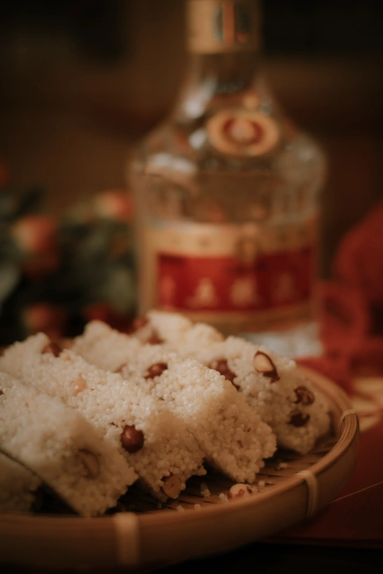 一份食物 包括一些米饭和一瓶