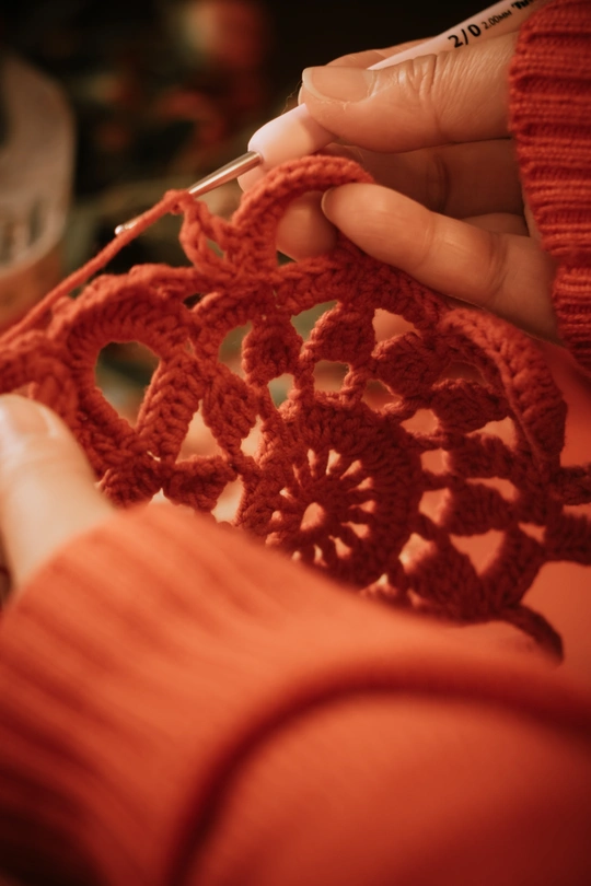 一个人手里拿着红色的线