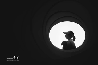 戴帽子女孩通过隧道圆形窗户的剪影