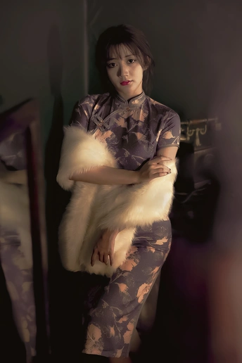 一位身穿连衣裙、怀抱白色皮毛的年轻女子