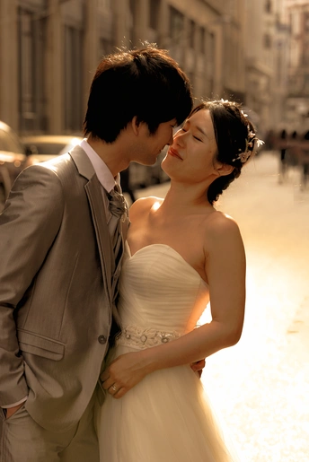 新郎和新娘在街上接吻