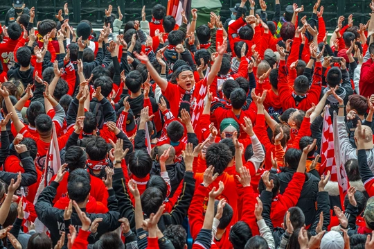 红色衬衫的群众在一场体育赛事中