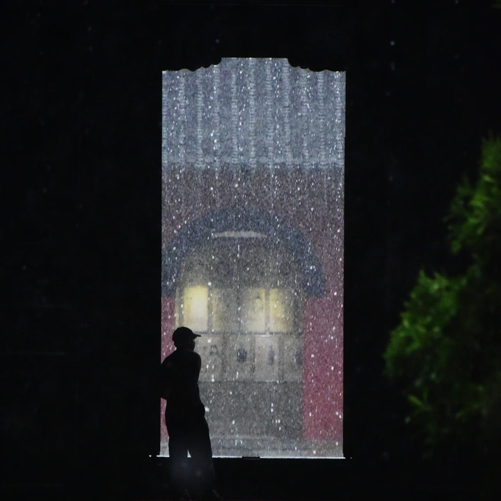 躲雨的老人
