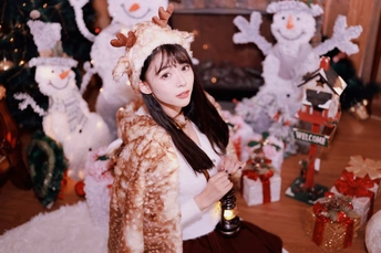 一个穿着皮草的年轻女子手持一瓶啤酒