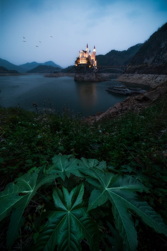湖中岛上的城堡 夜晚