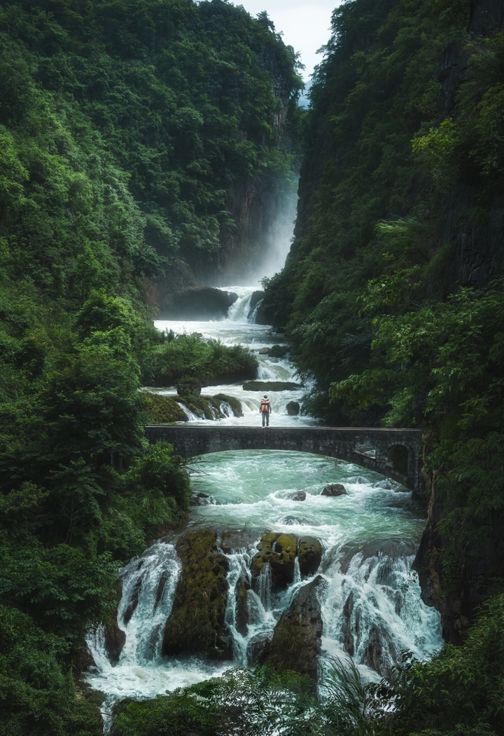 群瀑飞溅