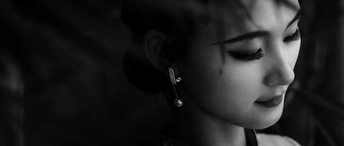 黑白肖像画 一位年轻女子低头 闭着眼睛