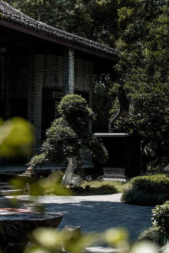 一个小建筑在庭院中间