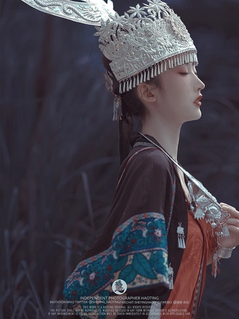 一位穿着羽毛头饰的女装者