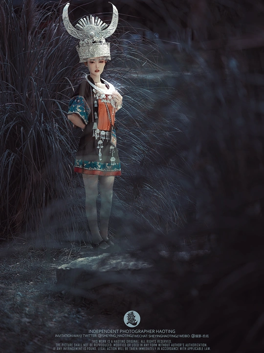 一个大海报上的男孩带着鹿头