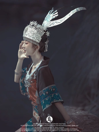 海报上的女孩穿着艺术