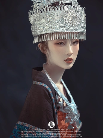 一个戴银色王冠的女人在深色背景上