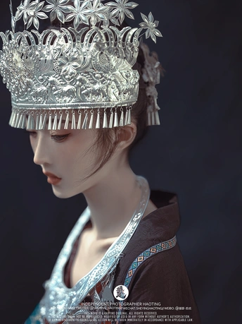 头戴银色王冠的女孩