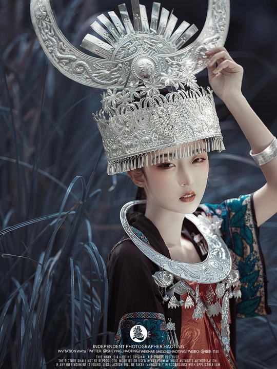 穿戴着银色礼帽的女士