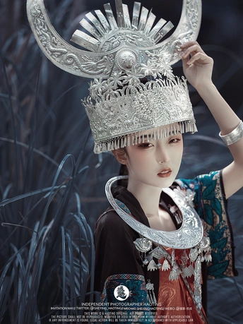 穿戴着银色礼帽的女士