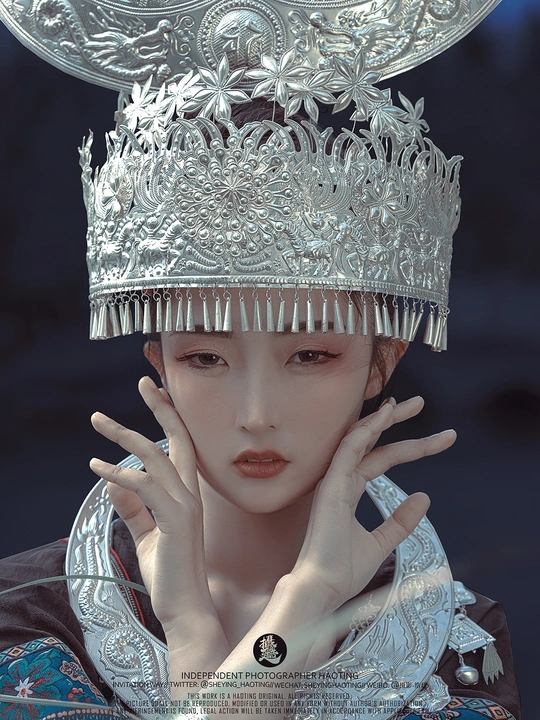 一个戴银色王冠的女人在深色背景上