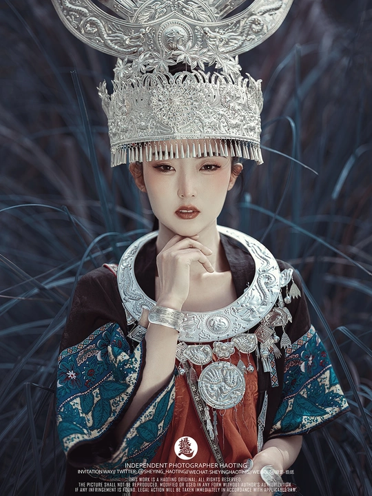 一位戴头饰的女士的海报