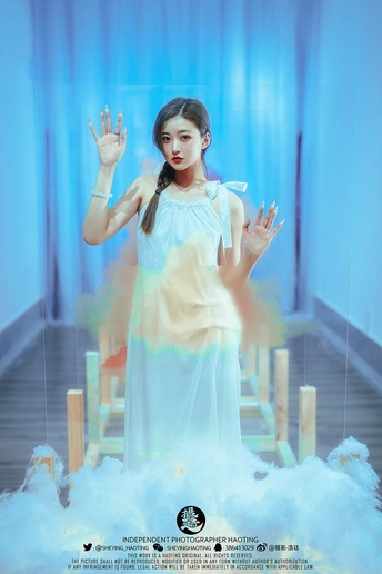 天空中的一个女孩的海报