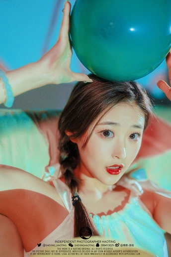 一个大海报上的女人头上有绿色的气球