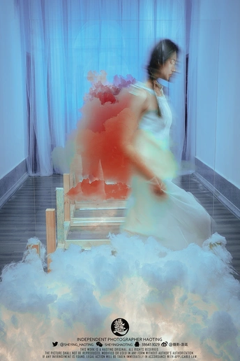 云朵间的白色连衣裙女子的巨幅海报