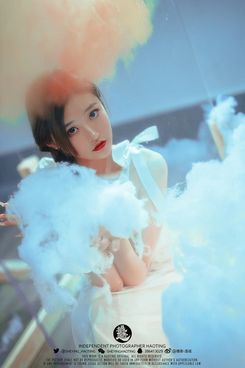 一张烟雾缭绕的女子海报