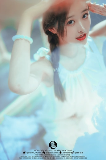 白裙女孩的海报