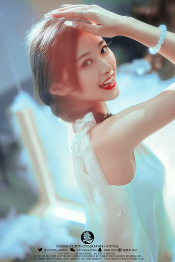 海报上是一个戴珍珠项链的女人