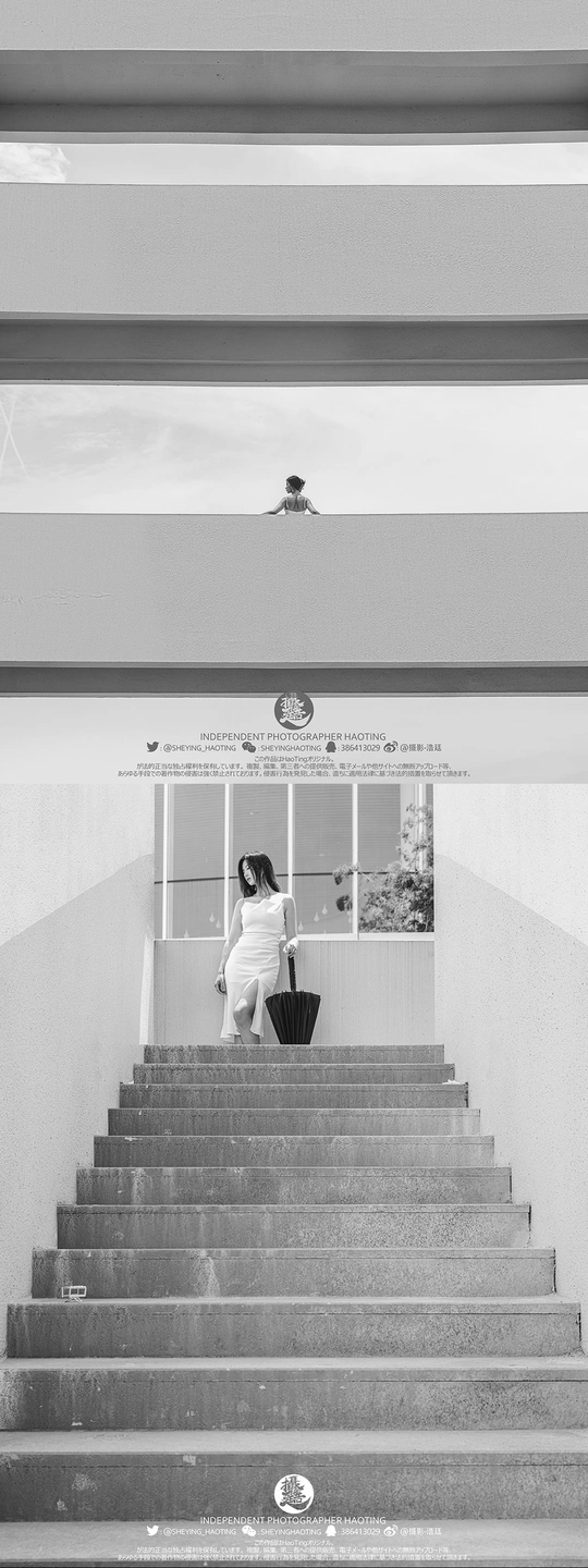 一个带着行李箱的女孩坐在楼梯顶端 一个人带着雨伞和滑板鞋走楼梯。