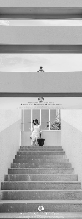 一个带着行李箱的女孩坐在楼梯顶端 一个人带着雨伞和滑板鞋走楼梯。