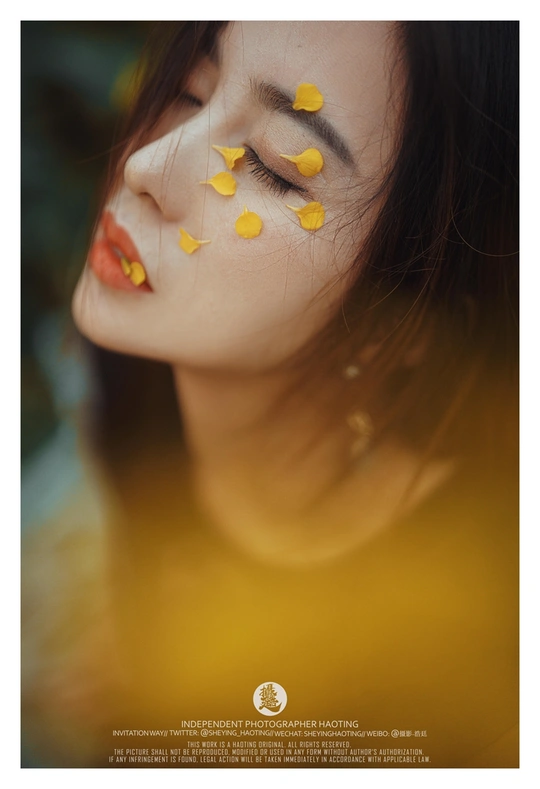 海报上的女孩脸上有黄色