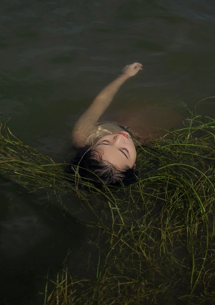 藻泽中的少女 暗调情绪写真