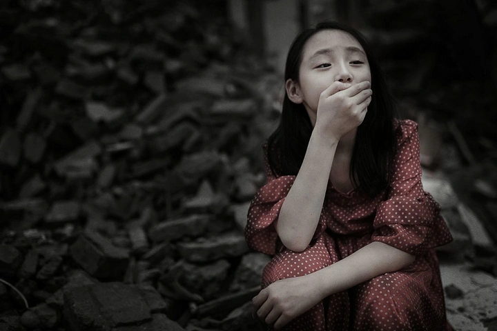 孩子，快抓住妈妈的手