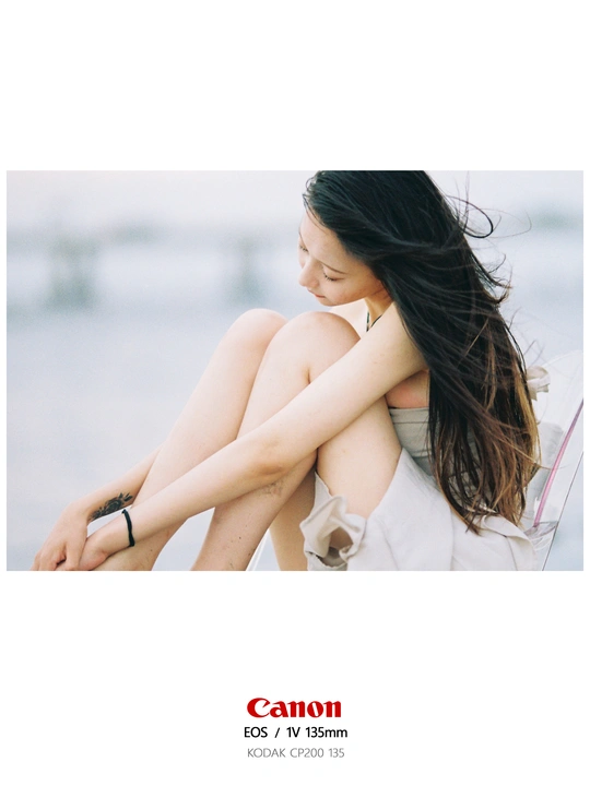 一个年轻女子坐在海滩上