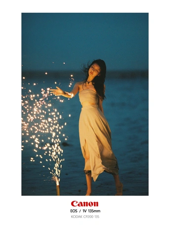 一个穿着白色连衣裙的女人站在海滩上 身上闪耀着耀眼的光芒