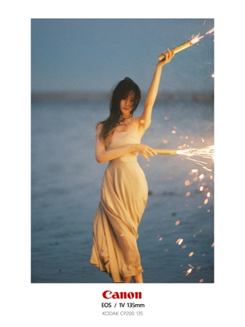 一个穿着白色连衣裙、撑着雨伞的女人站在水中