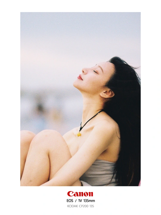 一个穿着比基尼坐在海滩上的年轻女子