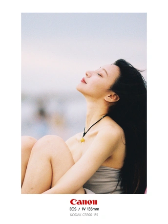 一个穿着比基尼坐在海滩上的年轻女子