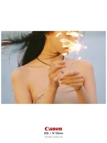 手里拿着烟的女人