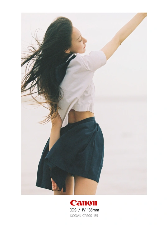 海滩上一个穿着裙子、双臂悬空的女人