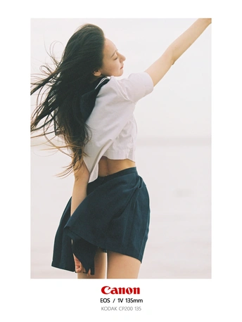 海滩上一个穿着裙子、双臂悬空的女人