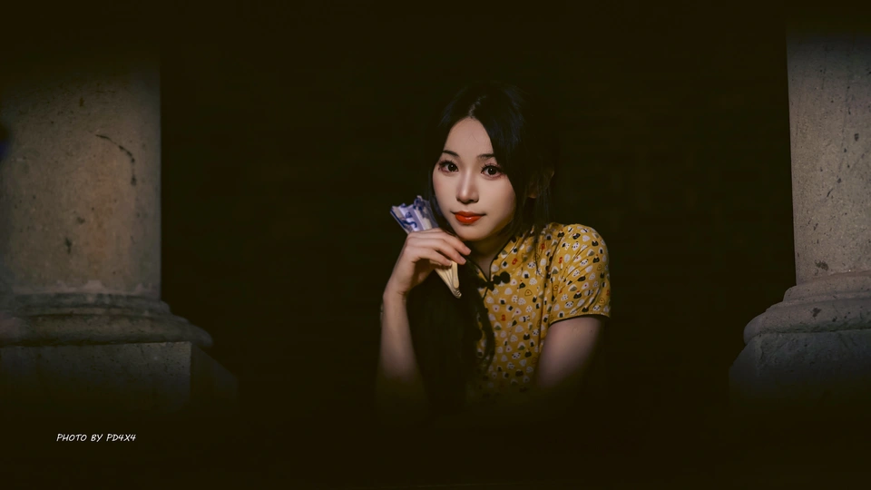 手里拿着一朵花的年轻女子