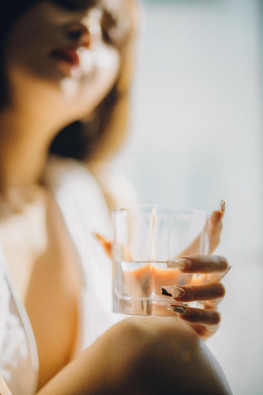 一位年轻女子拿着一杯水