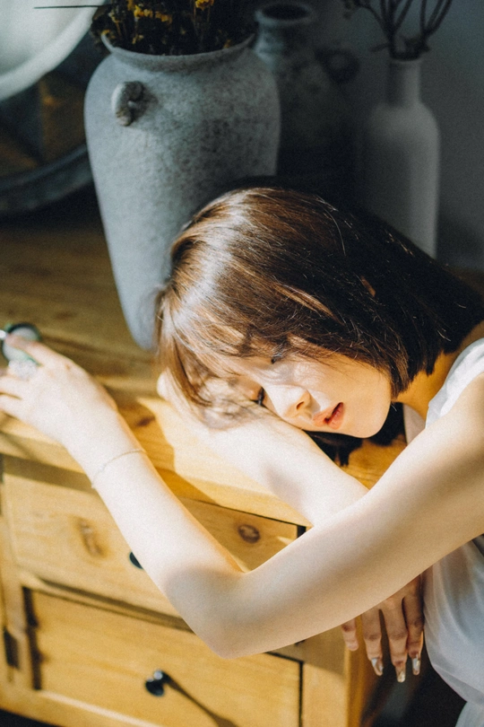 一位年轻女子正在桌子上看手机