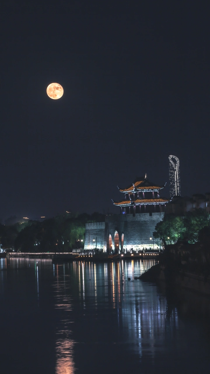 今人不见古时月，今月曾经照古人。