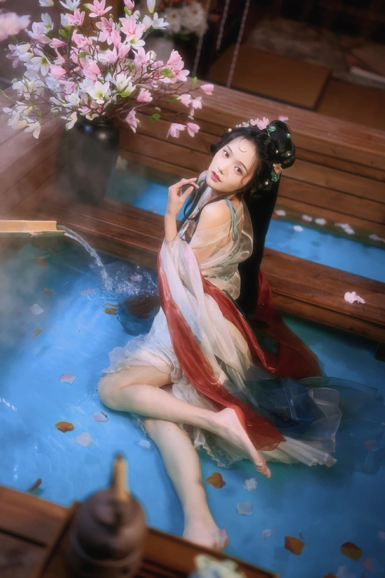 一幅女人坐在地上 地板上有花的画