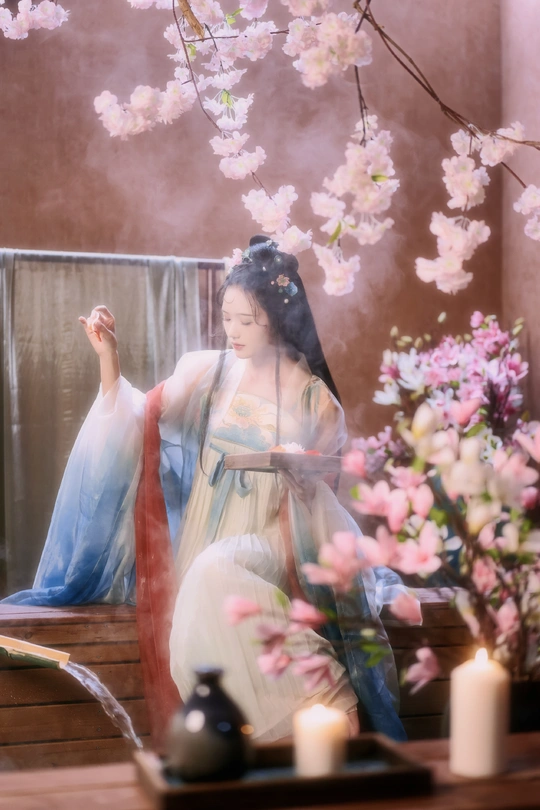 一位女子坐在花瓶边的画作