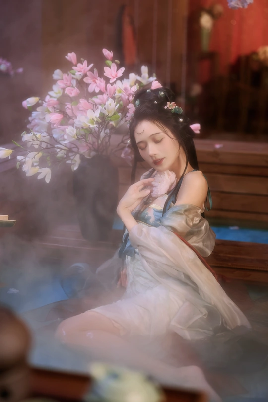 一位穿着白色连衣裙的年轻女子正在坐着