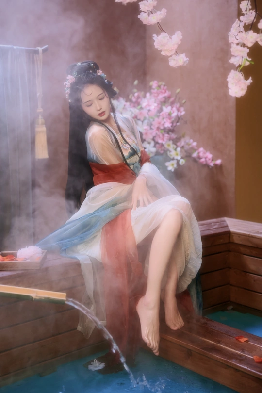 一幅女人坐在水上的画 背景有花