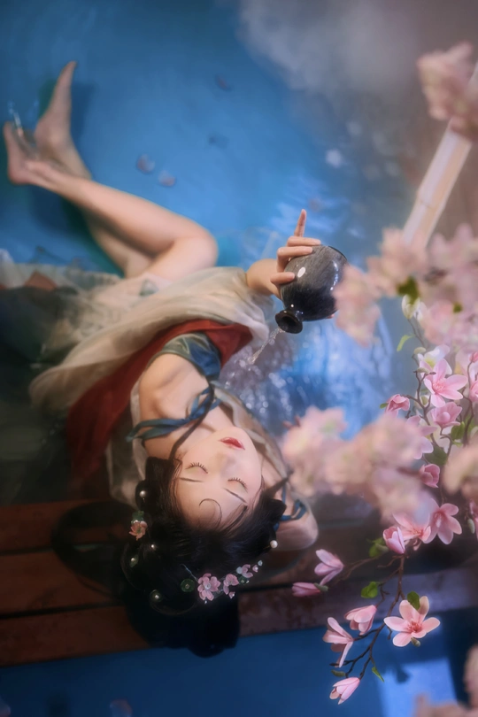 一幅带有花卉和水的女人画像